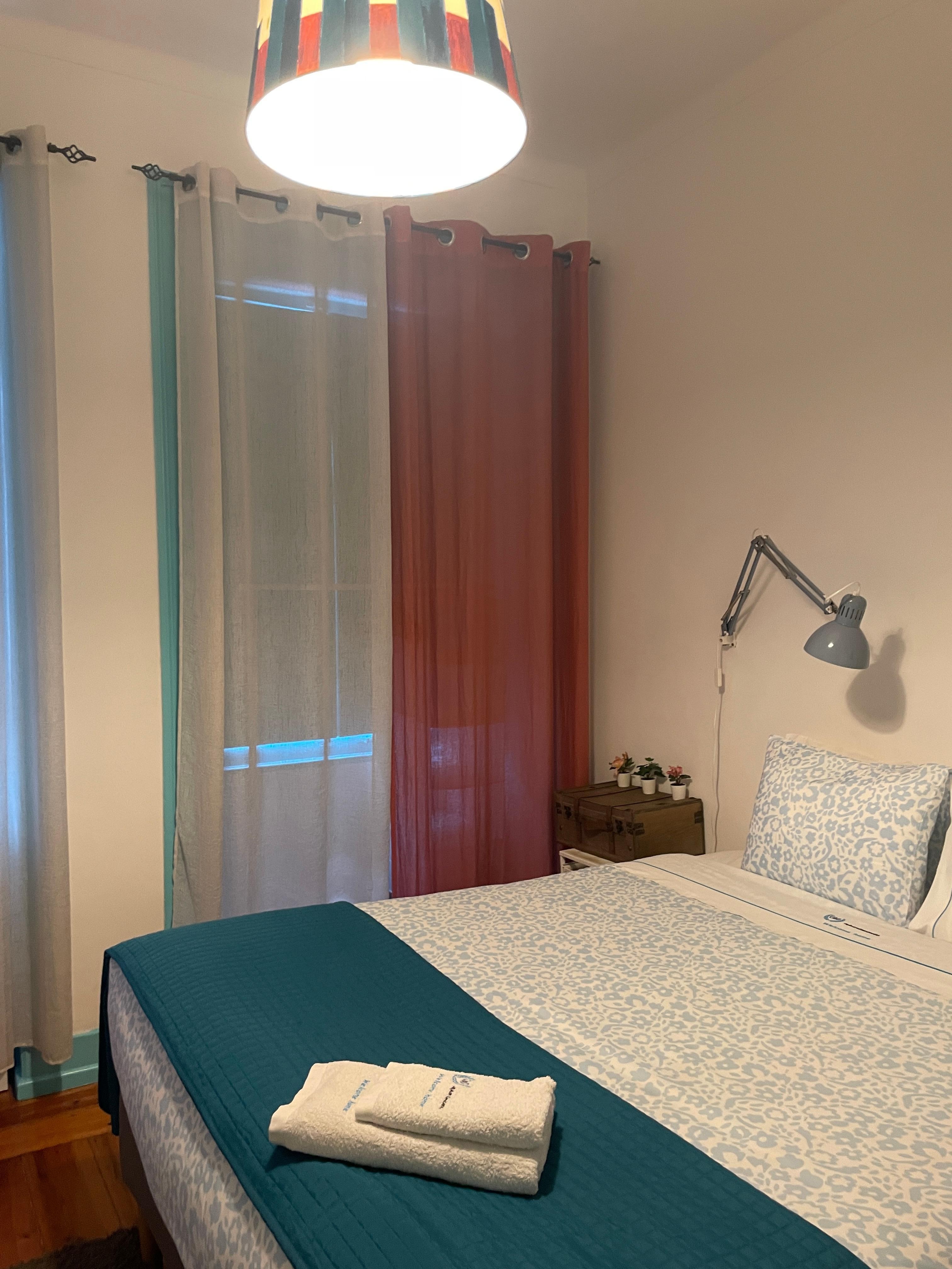 部屋は素敵です。
エアコンがないため少し暑いですが、朝は涼しいので問題ありません。扇風機はあります。