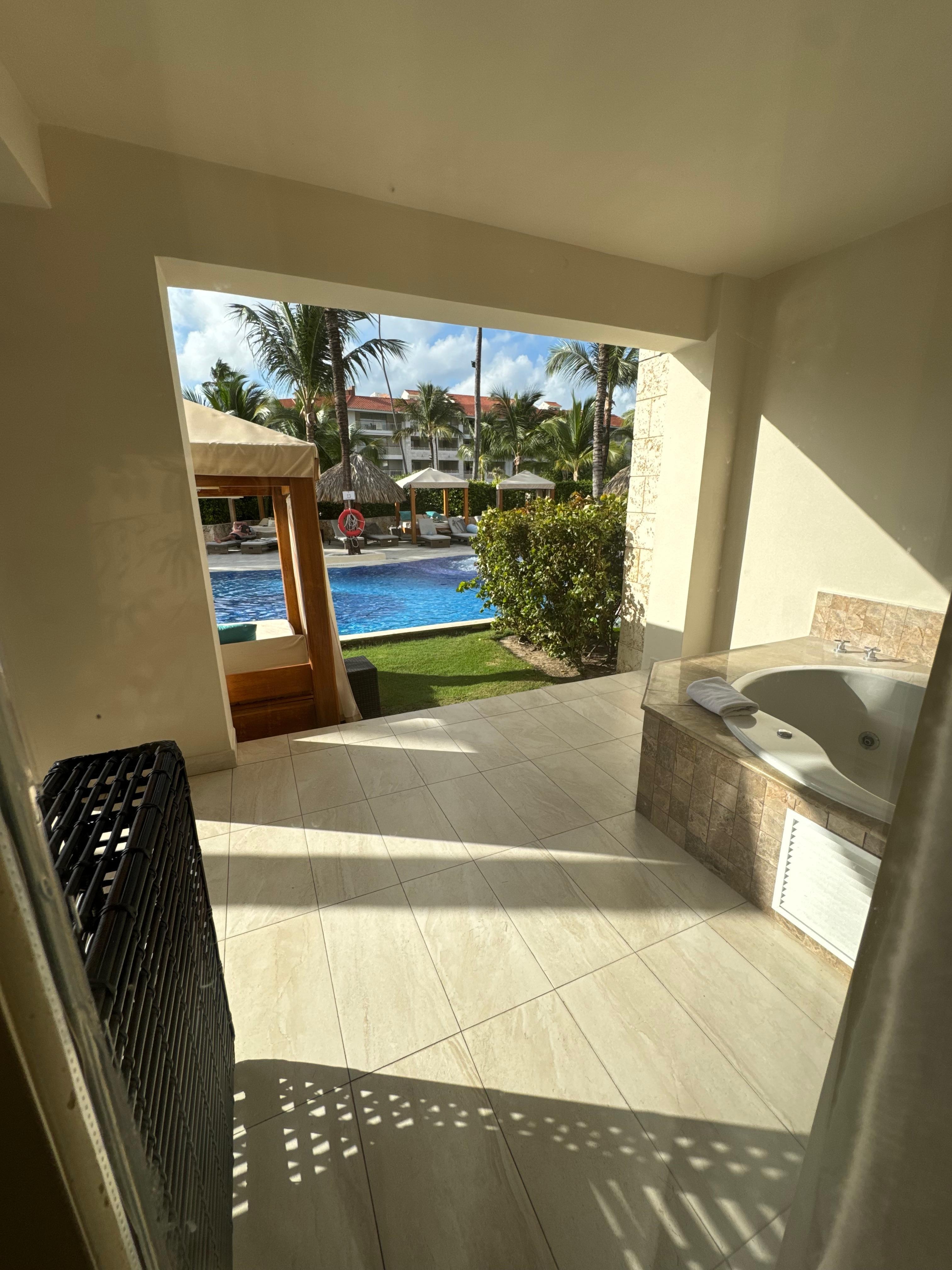 swim up pool from room! 
