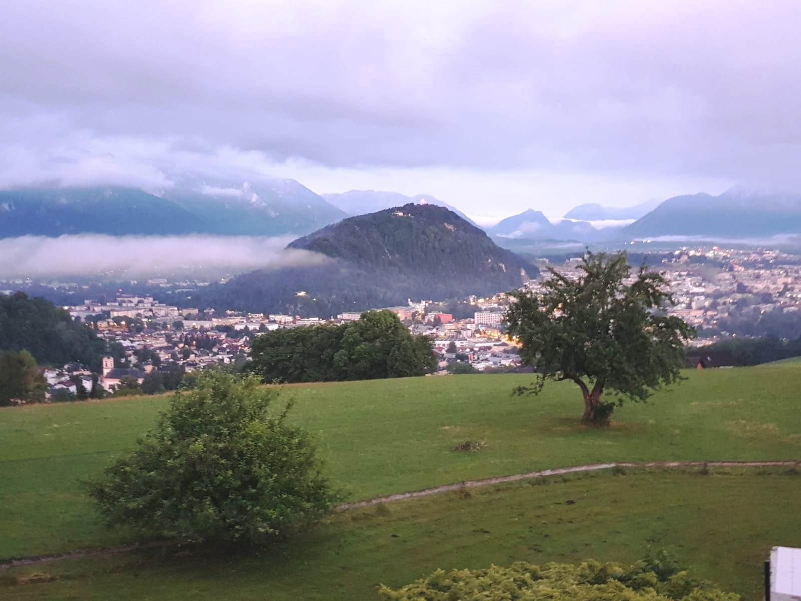 Frühmorgens Salzburg im Tal