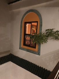 Foto de la ventana de la habitación. Ríad en buenas condiciones