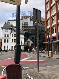 Hotellet från en lunchbar mittemot
