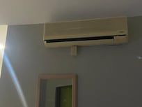 Broken and outdated AC, also missing the remote control.