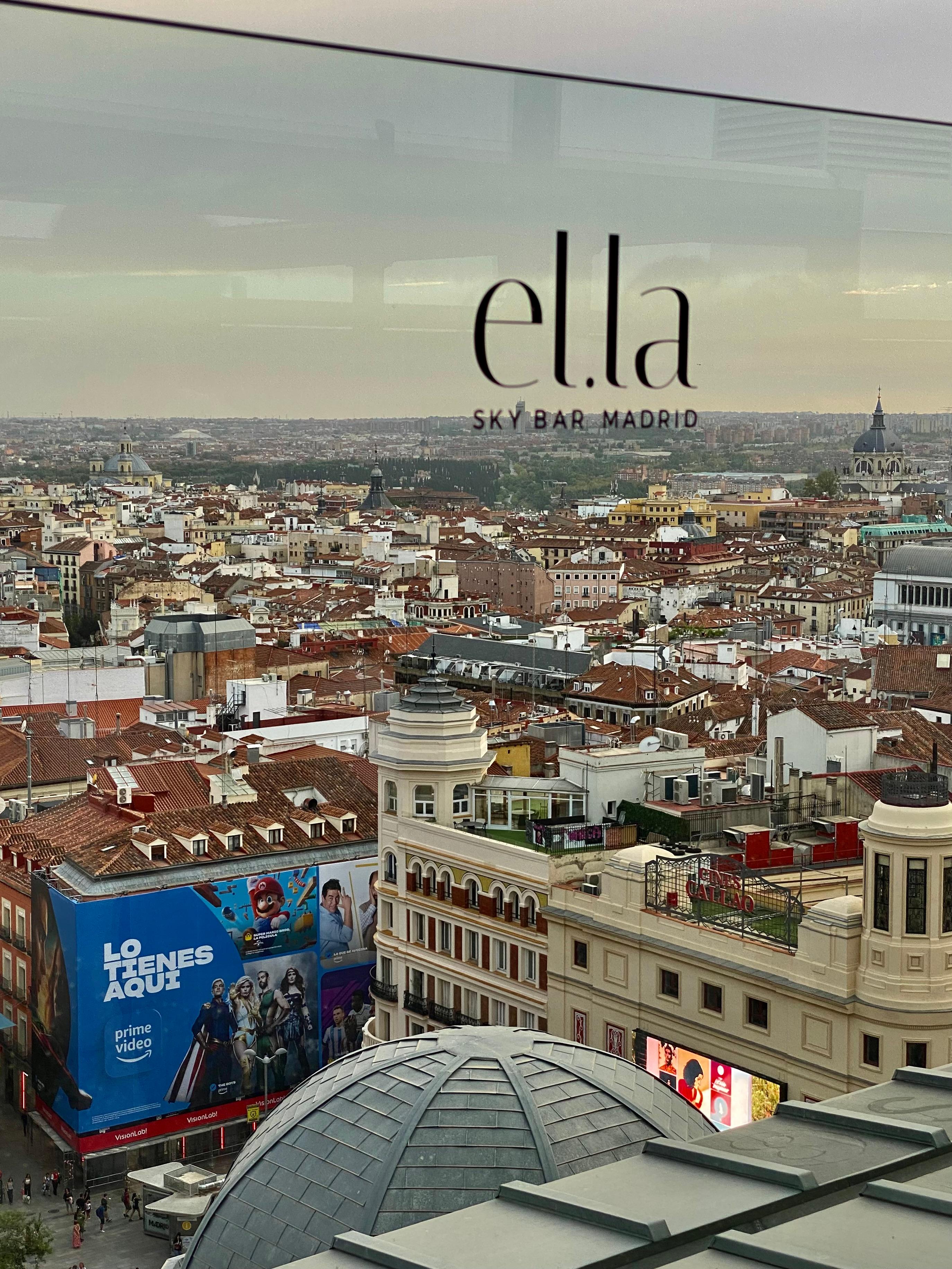 Le bar au dessus de l’hôtel offre une vue spectaculaire sur la ville