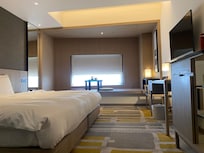 舒適大床和可輕鬆聊天的窗席