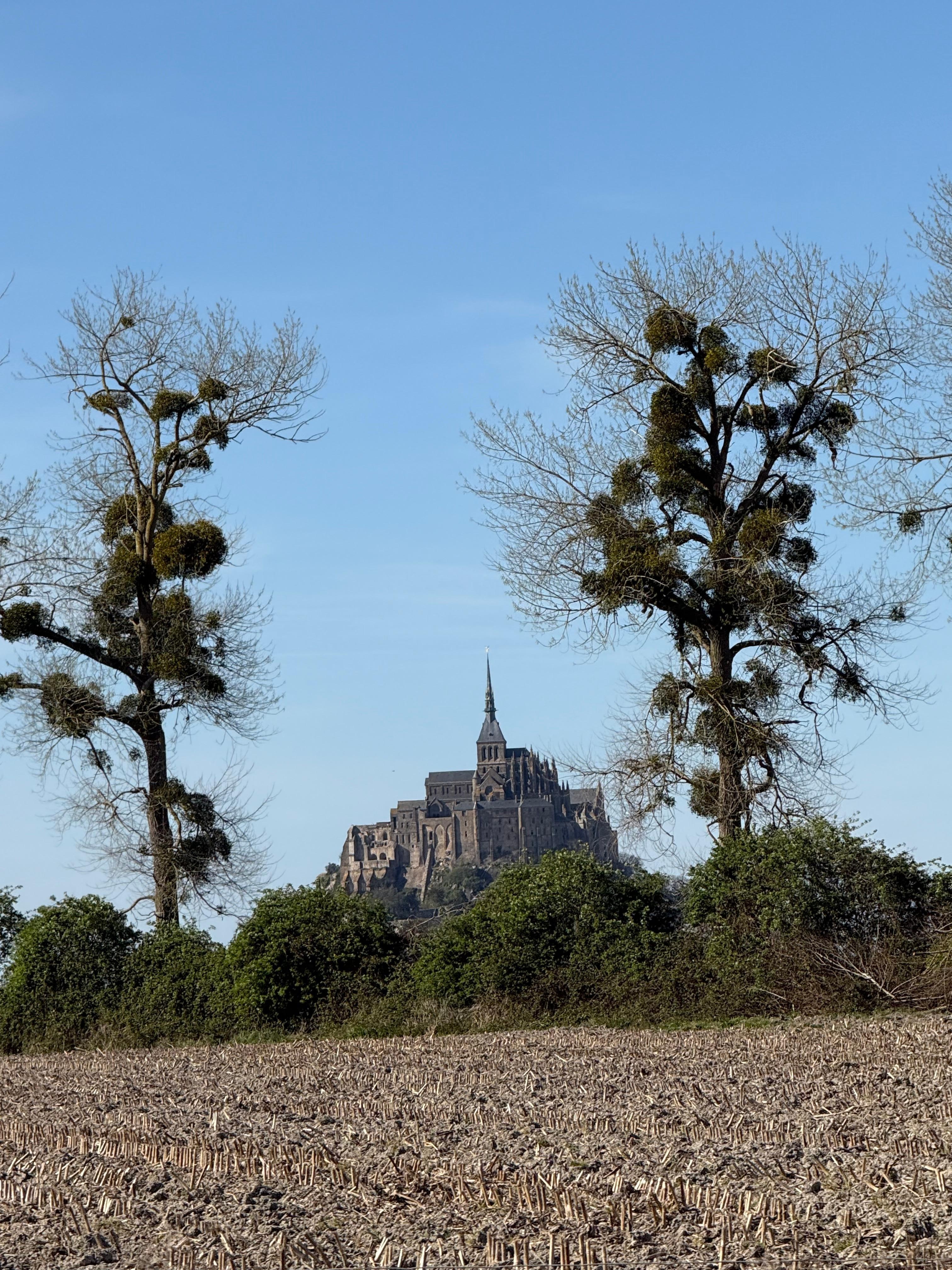 Øen set fra vejen på vej dertil