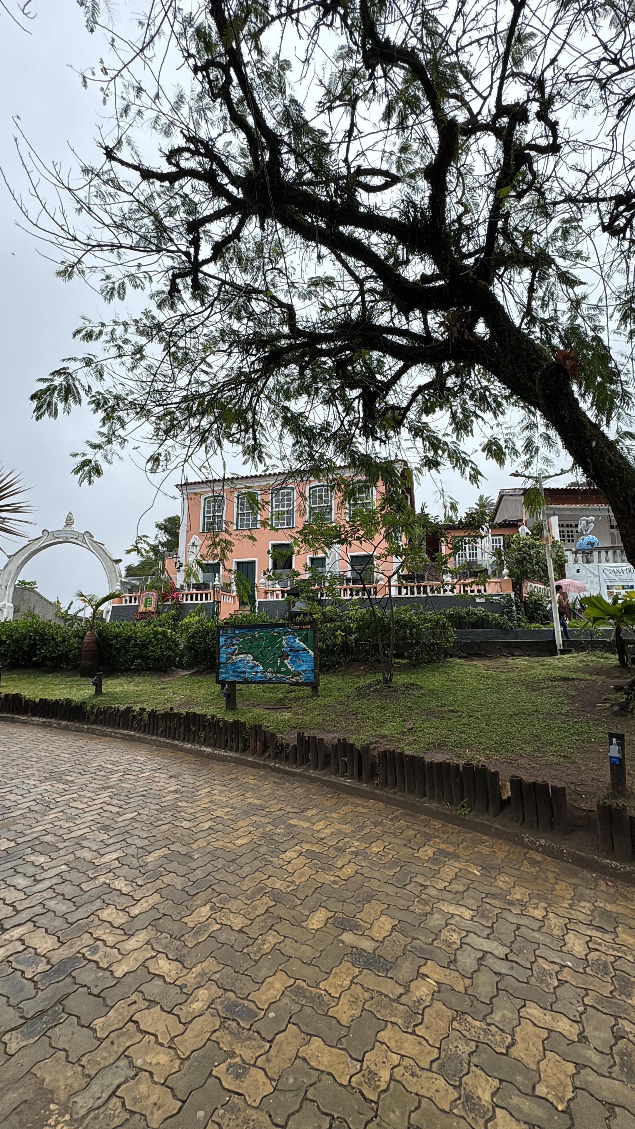 Praça central com pousada ao fundo 