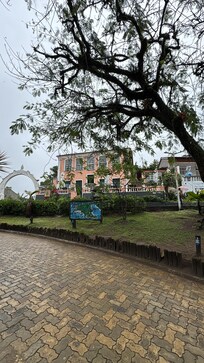 Praça central com pousada ao fundo