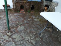 terrasse pleine de mousse et de la poussière