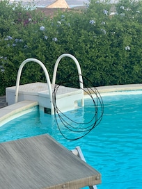 Really tricky to climb out of the pool with this ladder. All reviews were in German (?) and only on our return did I translate one which made the same point in 2021!