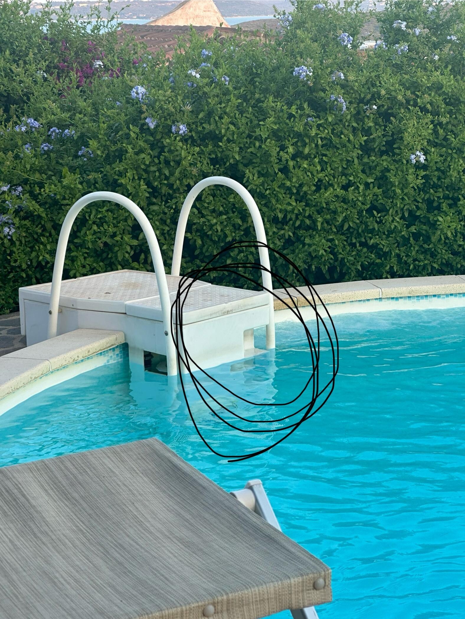 Really tricky to climb out of the pool with this ladder. All reviews were in German (?) and only on our return did I translate one which made the same point in 2021!