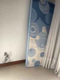 No lugar da cama de solteiro anunciada tinha esse colchão para ela dormir no chão