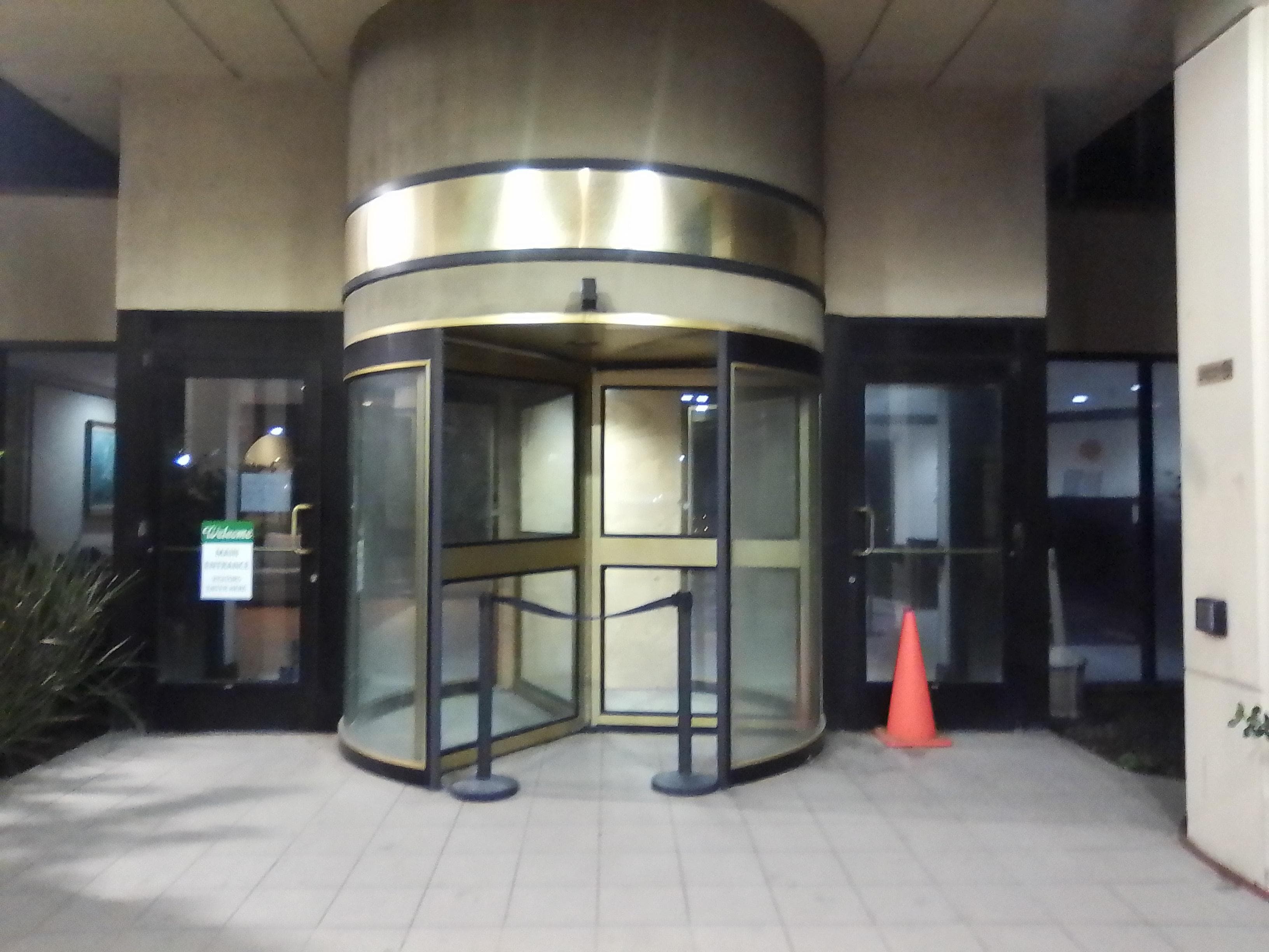 Front entrance under construction, not the same as in the Hotels.com photos and descriptions. 