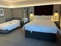 Das Familienzimmer (mit zusätzlicher, ausfahrbarer Matratze unter dem großen Bett)