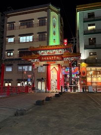 ホテル近くの中華街北門