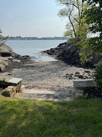 Great beach access for kayaks and dogs ! Be sure to ask Jim and Tudor to point it out.