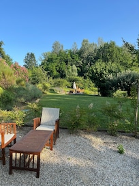 Blick vom Haus in Richtung des Pools