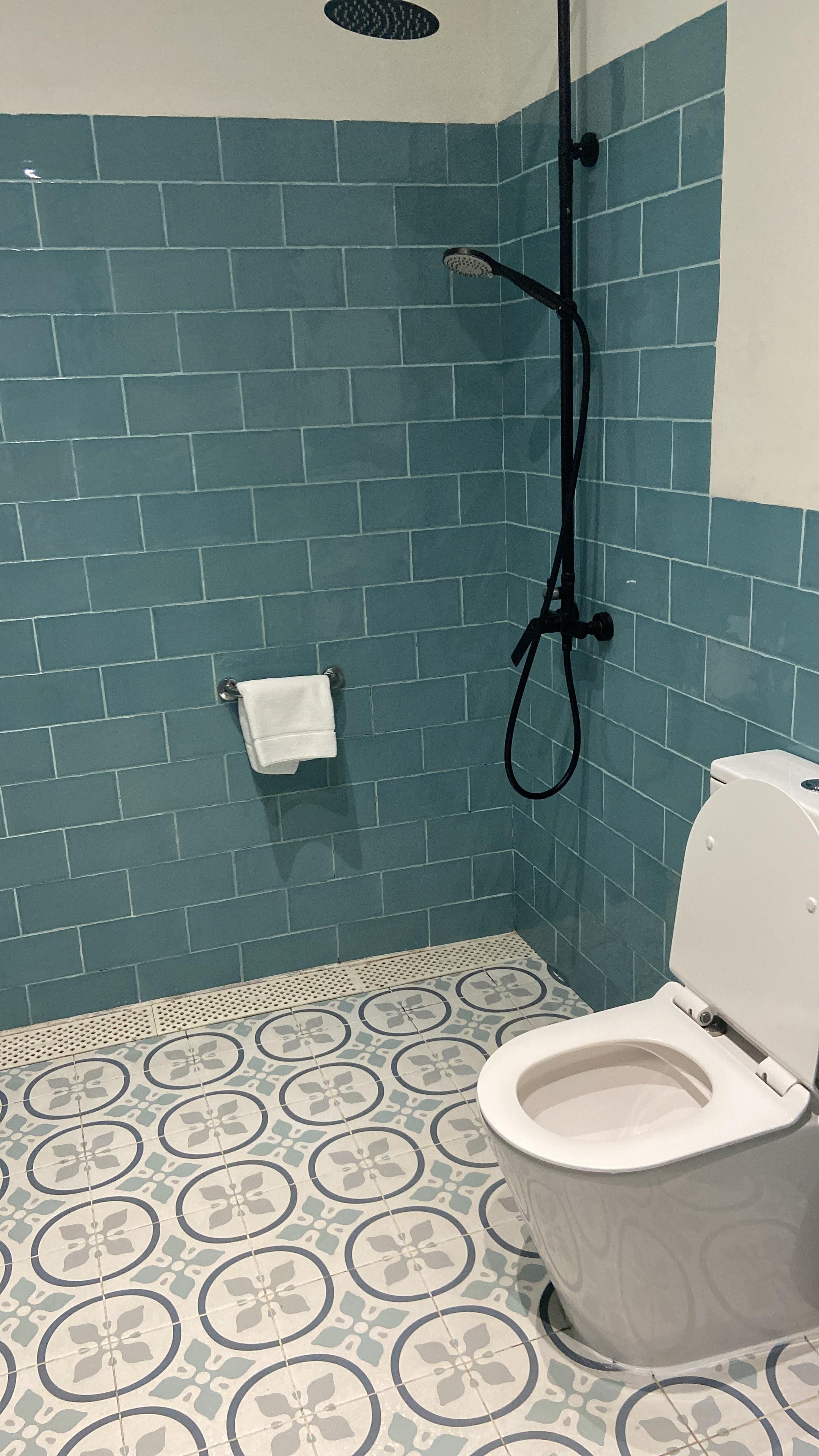 Bathroom without shower box or glass door