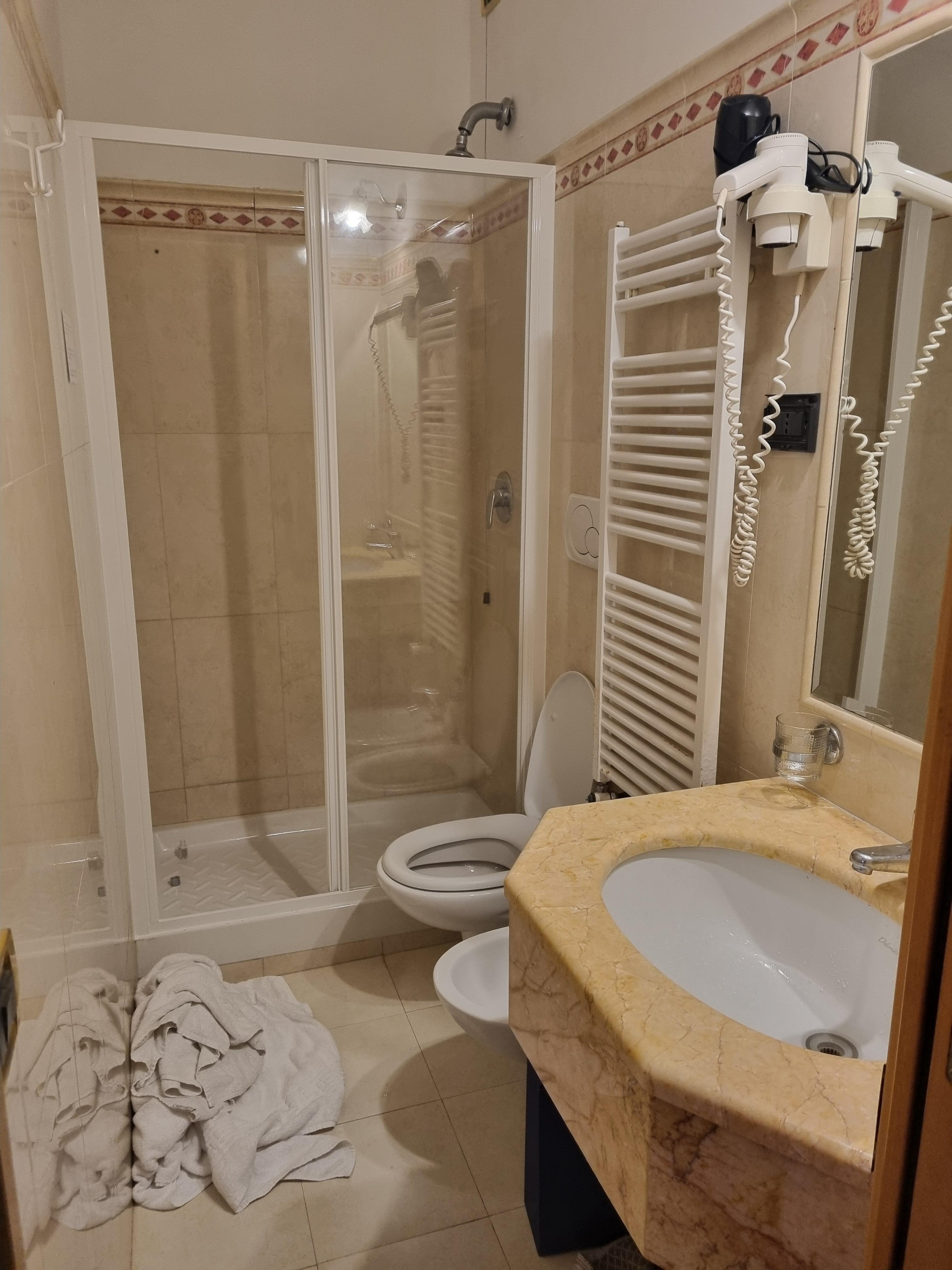 salle d'eau avec WC et bidet, très propre et  fonctionnelle. Attention douche haute uniquement, pas de douchette!