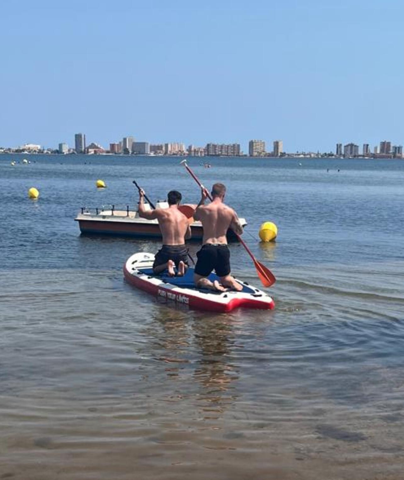 Actividades acuáticas en el mar menor a 10m en coche. 