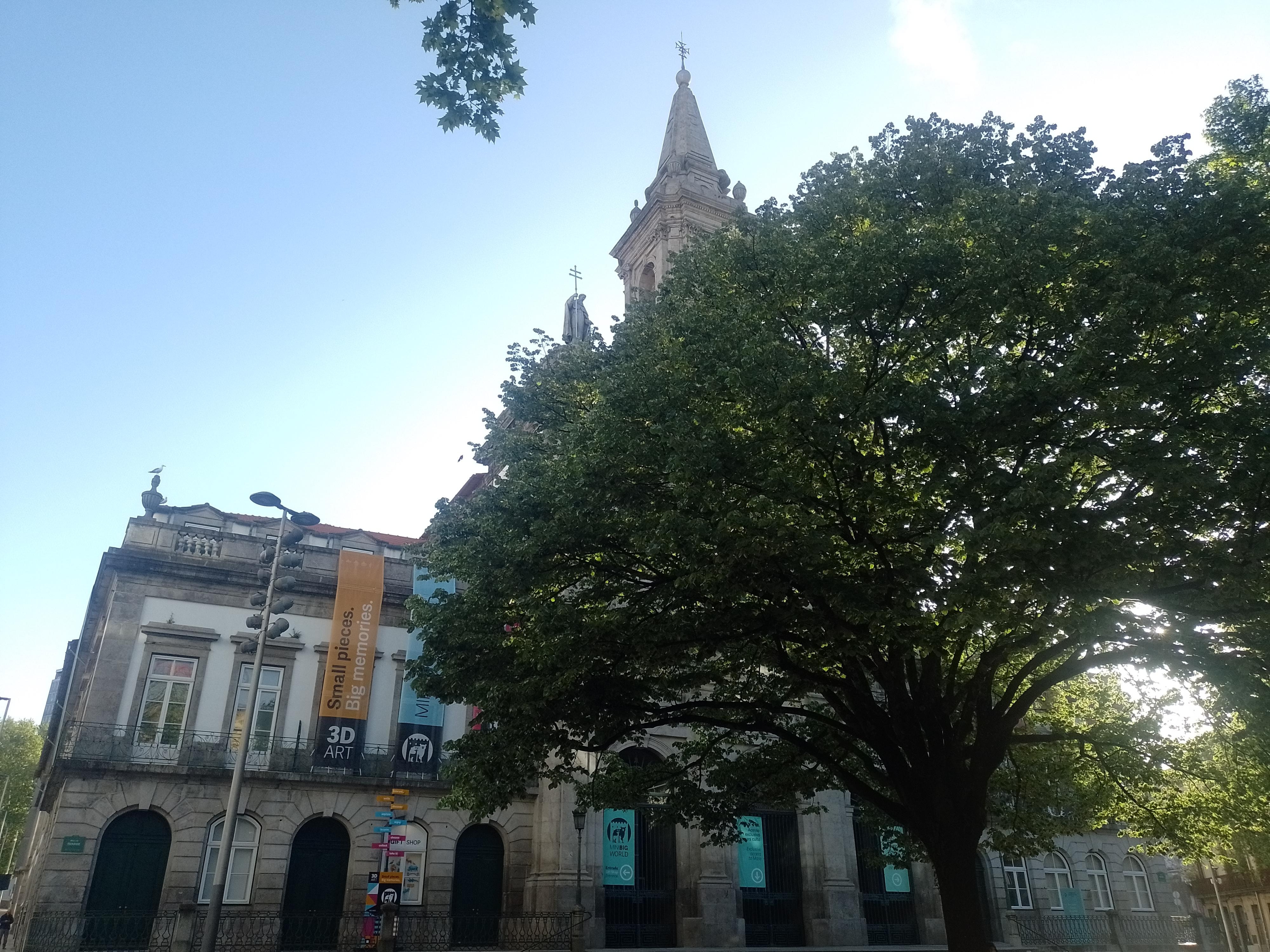 Plaza en frente del hotel