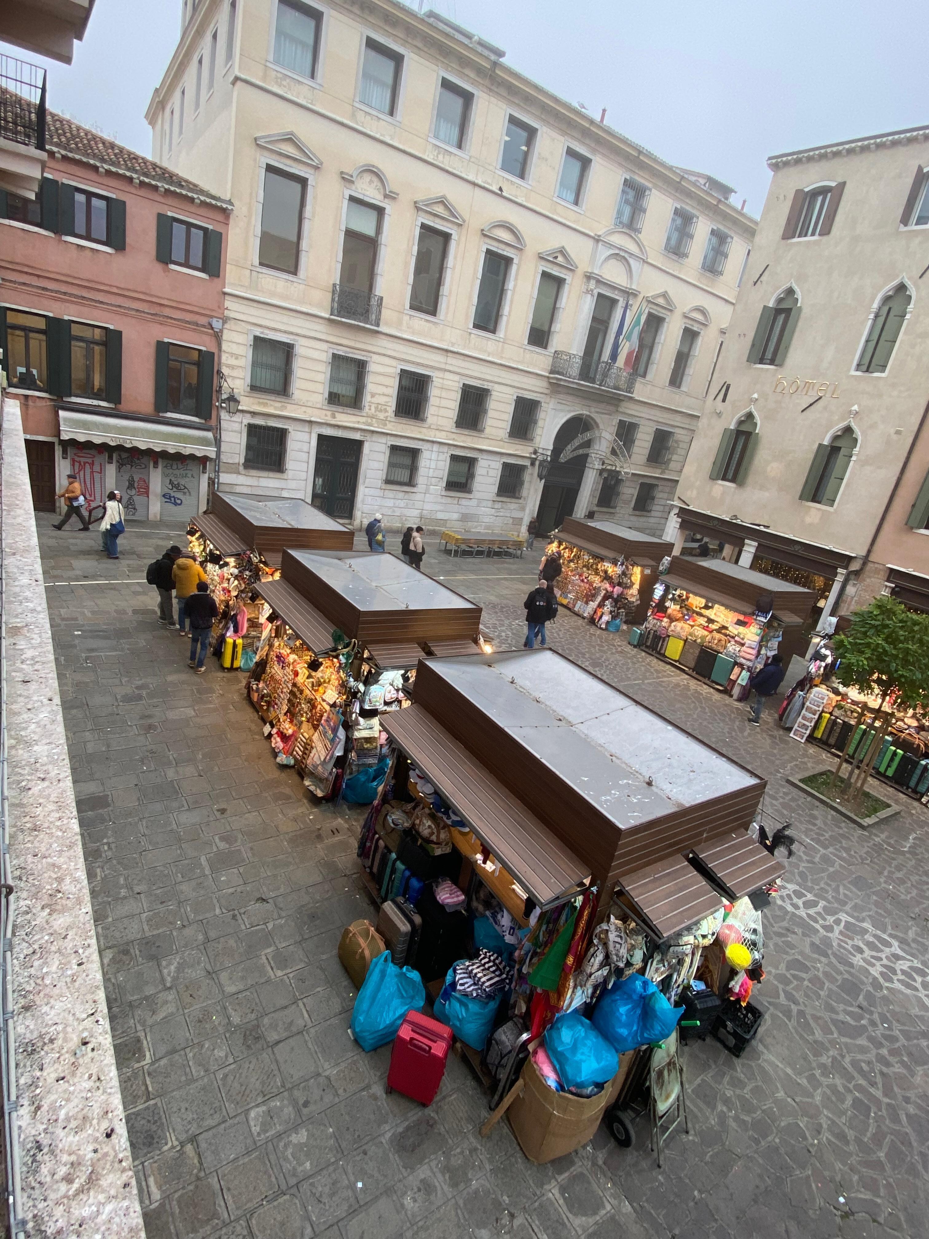 Markt kramers die hun kramen vanaf 8 uur opstellen en tot 23 uur afbreken , wat heel veel lawaai meebrengt !! 