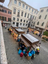 Markt kramers die hun kramen vanaf 8 uur opstellen en tot 23 uur afbreken , wat heel veel lawaai meebrengt !!
