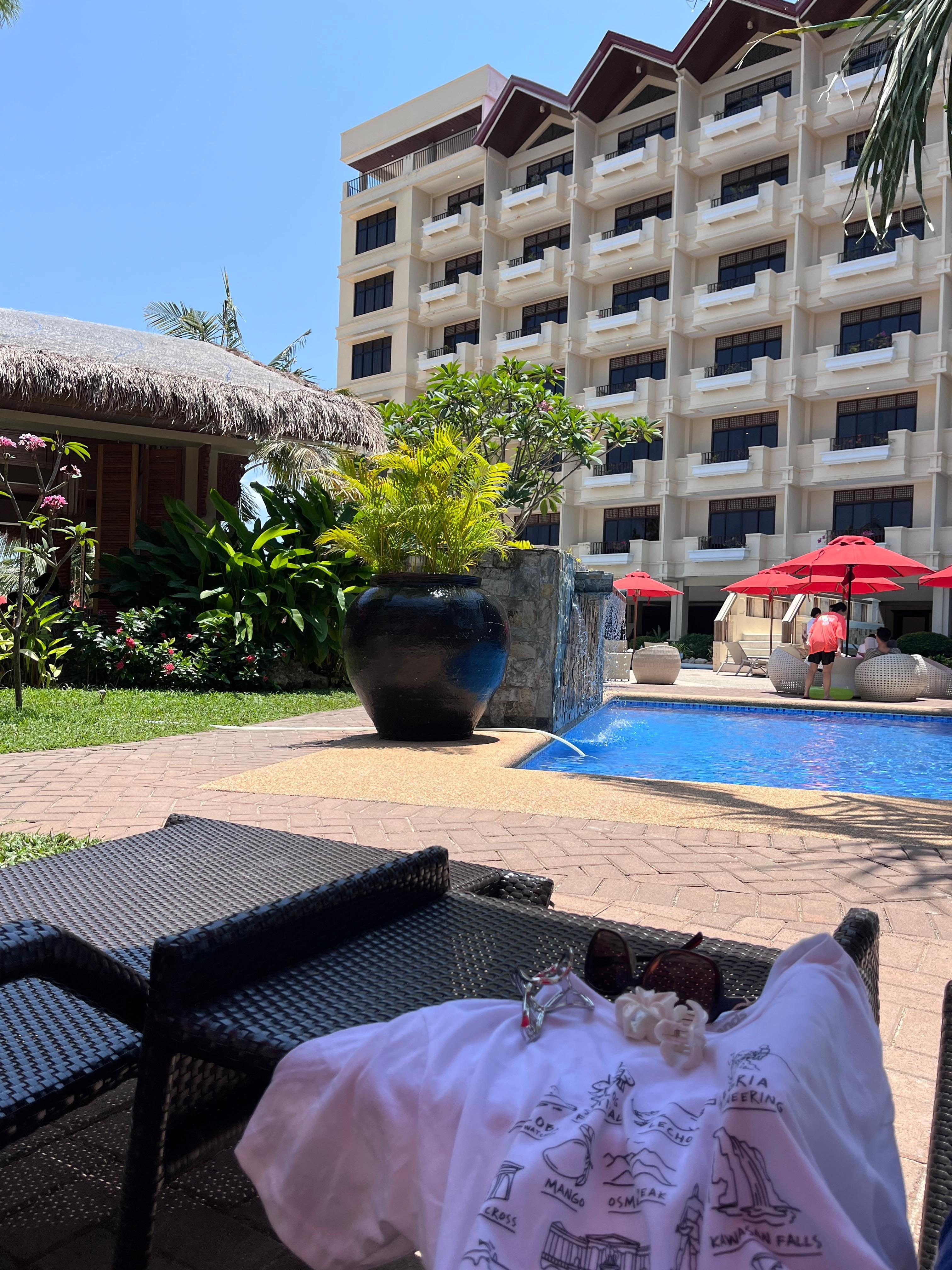 プールサイドでサンドイッチを食べたりココナッツジュースも飲めます