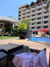 プールサイドでサンドイッチを食べたりココナッツジュースも飲めます