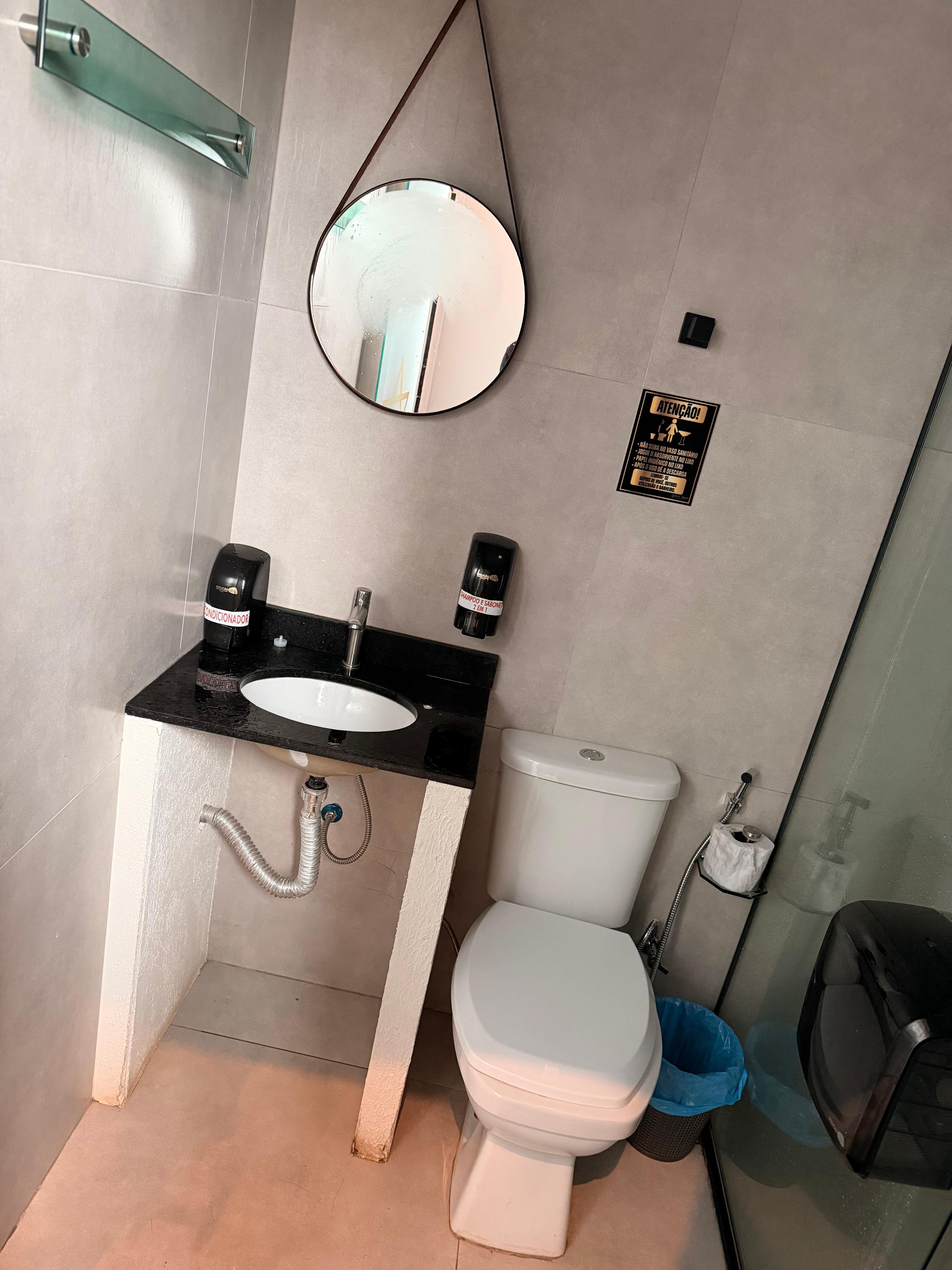 Banheiro alto nível, segundo eles, com a lâmpada queimada.