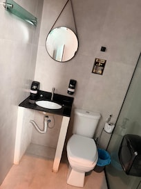 Banheiro alto nível, segundo eles, com a lâmpada queimada.