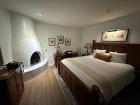 Comfortable bed. Great kiva