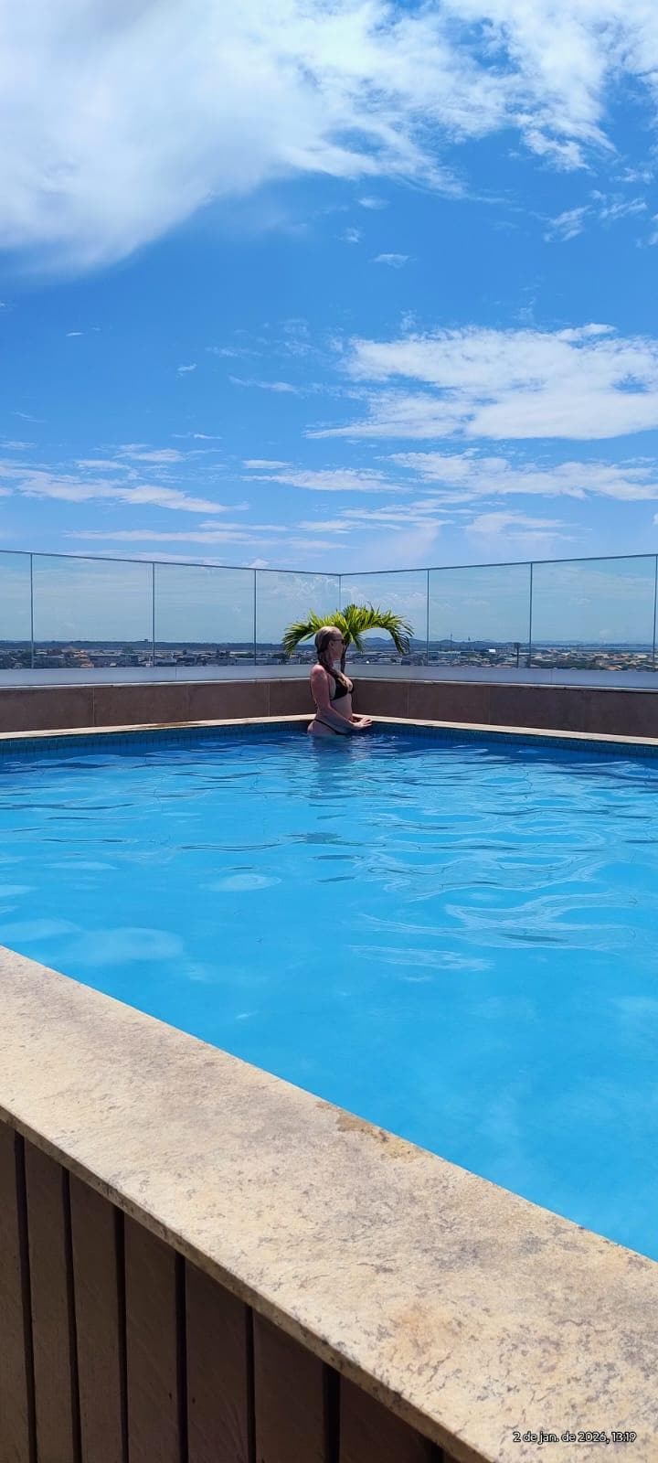Área com piscina e bar com espaço amplo