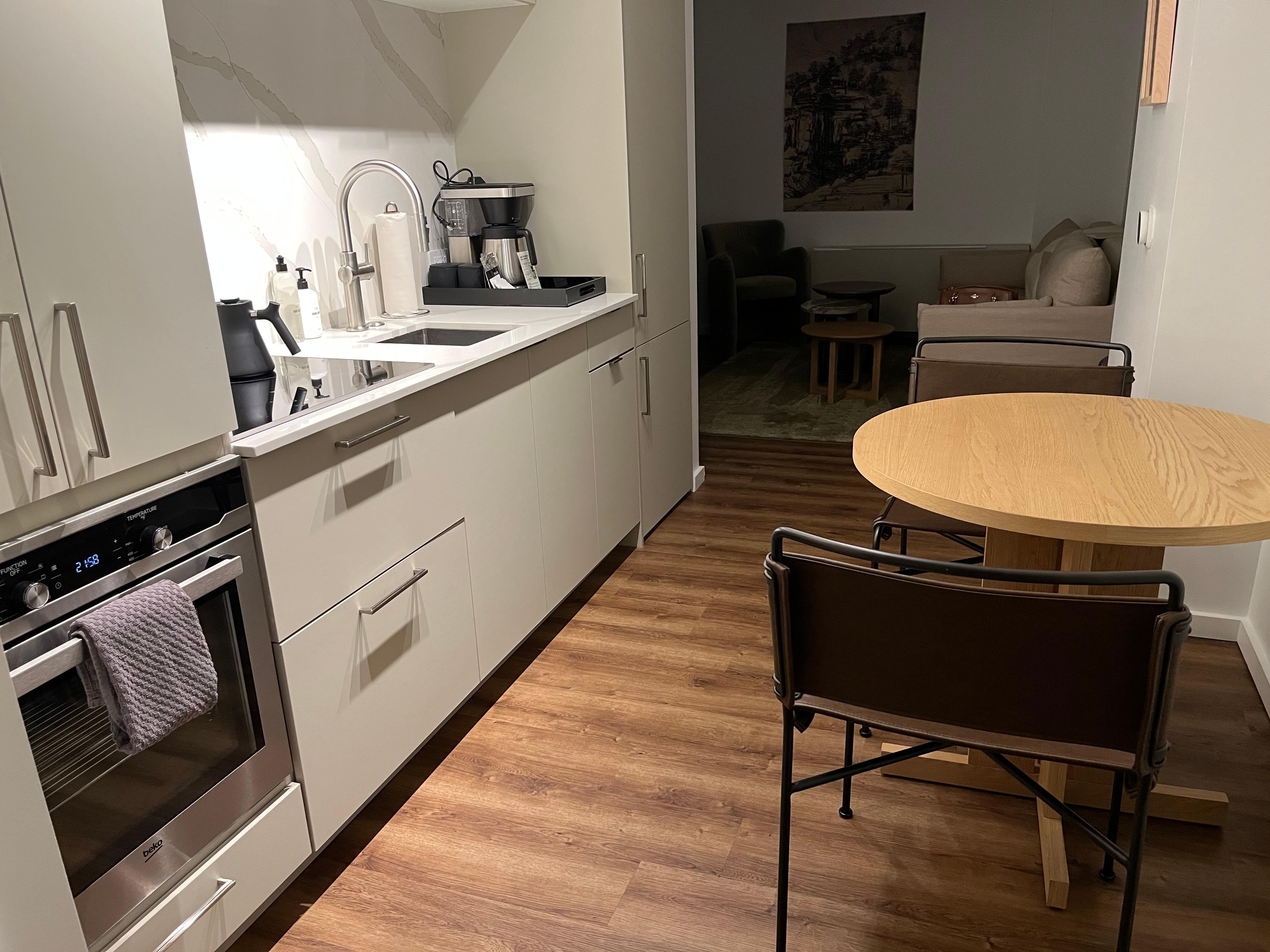 Kitchen and dining area, very efficient 