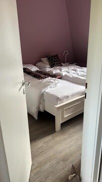 GemĂŒtliche eingerichtetes Schlafzimmer