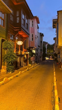 Straße & Hotel