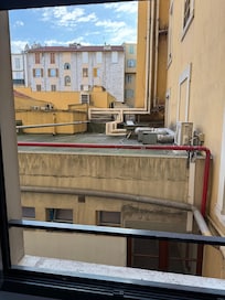 Utsikt mot byen fr rommet.