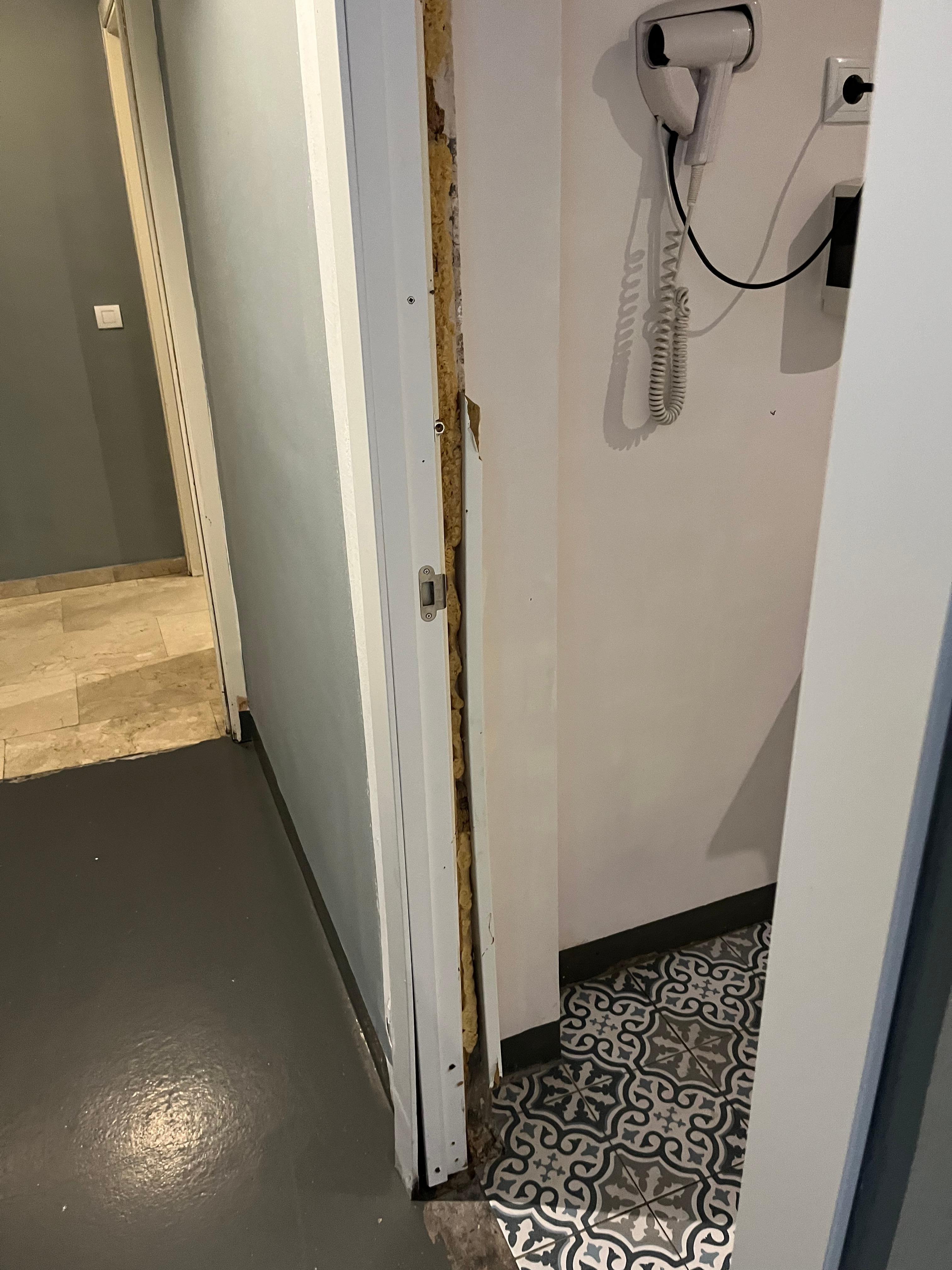 Bathroom door (for 45 euros a night I guess you can fix that)