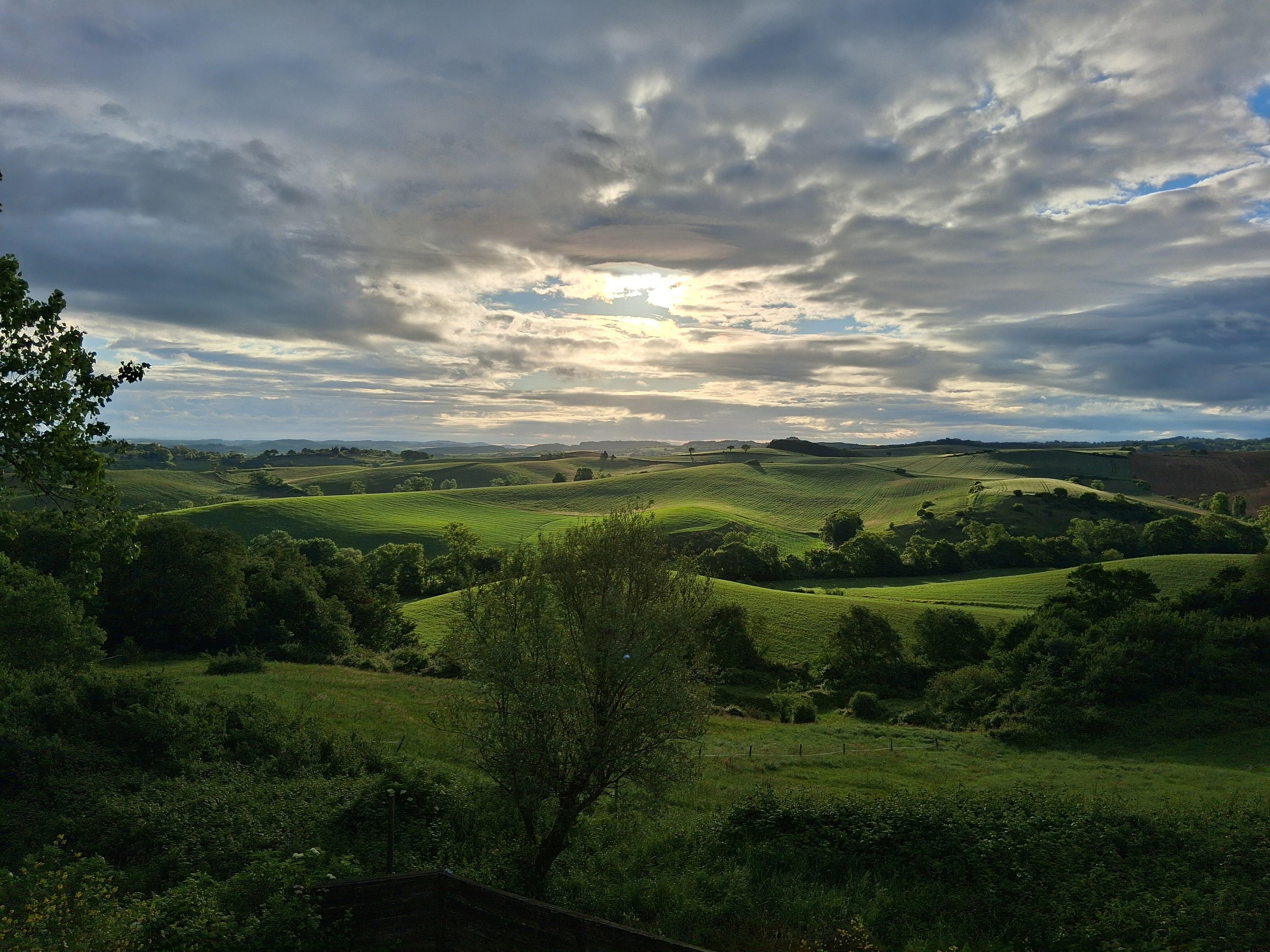 Lever de soleil depuis la fenêtre d'une chambre