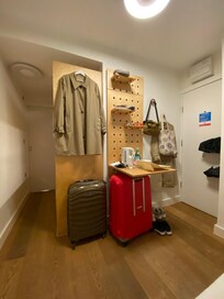 Bad og kjøkkenkrok, samt garderobe inn til venstre, oppholdsrom med bord som kunne slås opp/ med og knagger for ytterklær