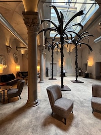 Bar og oppholdsrom på hotellet