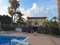 Blick vom Garten auf das Haus