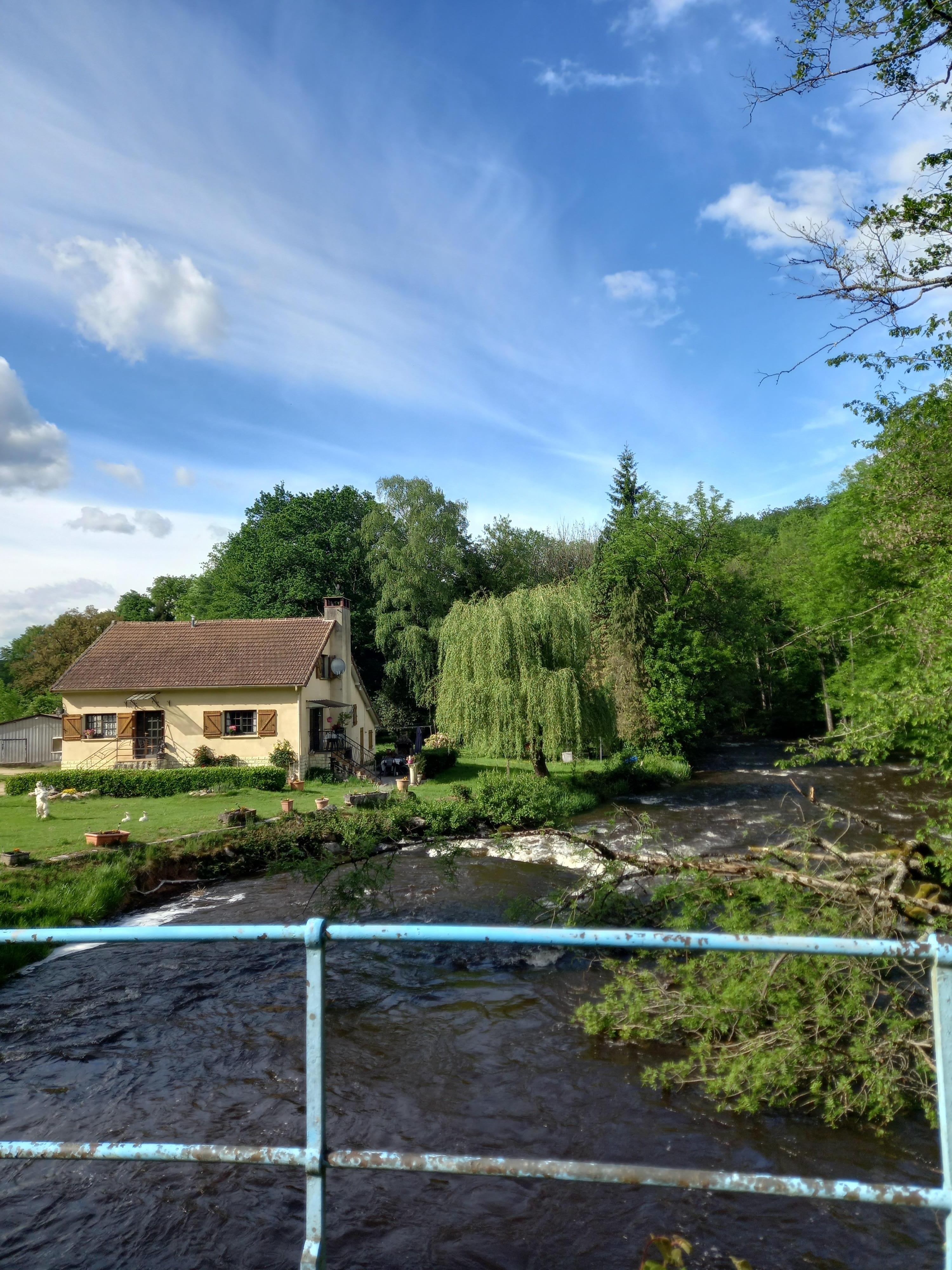 Randonnée au bord de la Cure au Vieux Dun