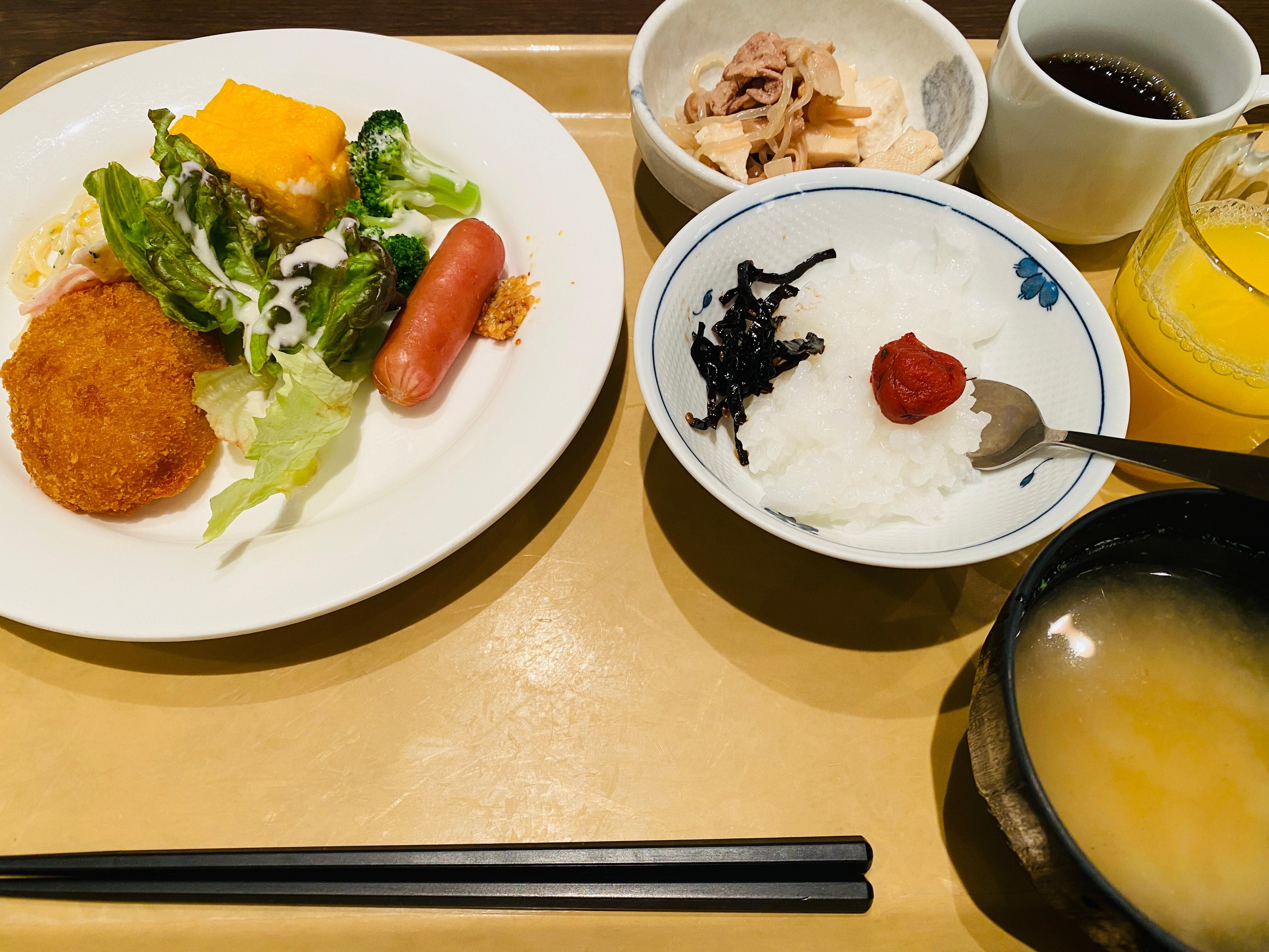 いつもは納豆もいただくのですが
すぐ出掛けるため今日はお粥に梅干し昆布お乗せて。
パンもチキンも焼き鮭などもあります。