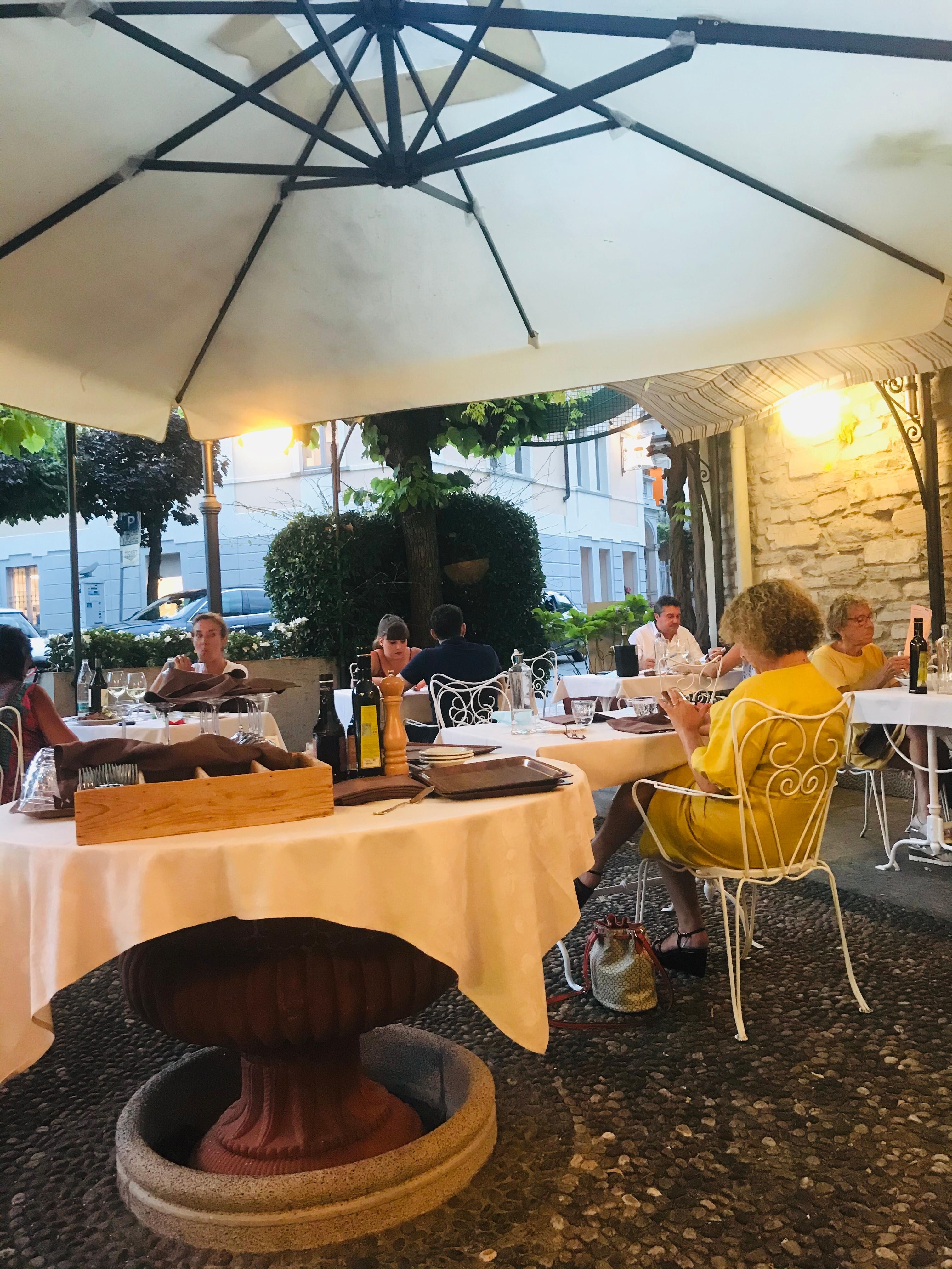 Buiten terras van het restaurant