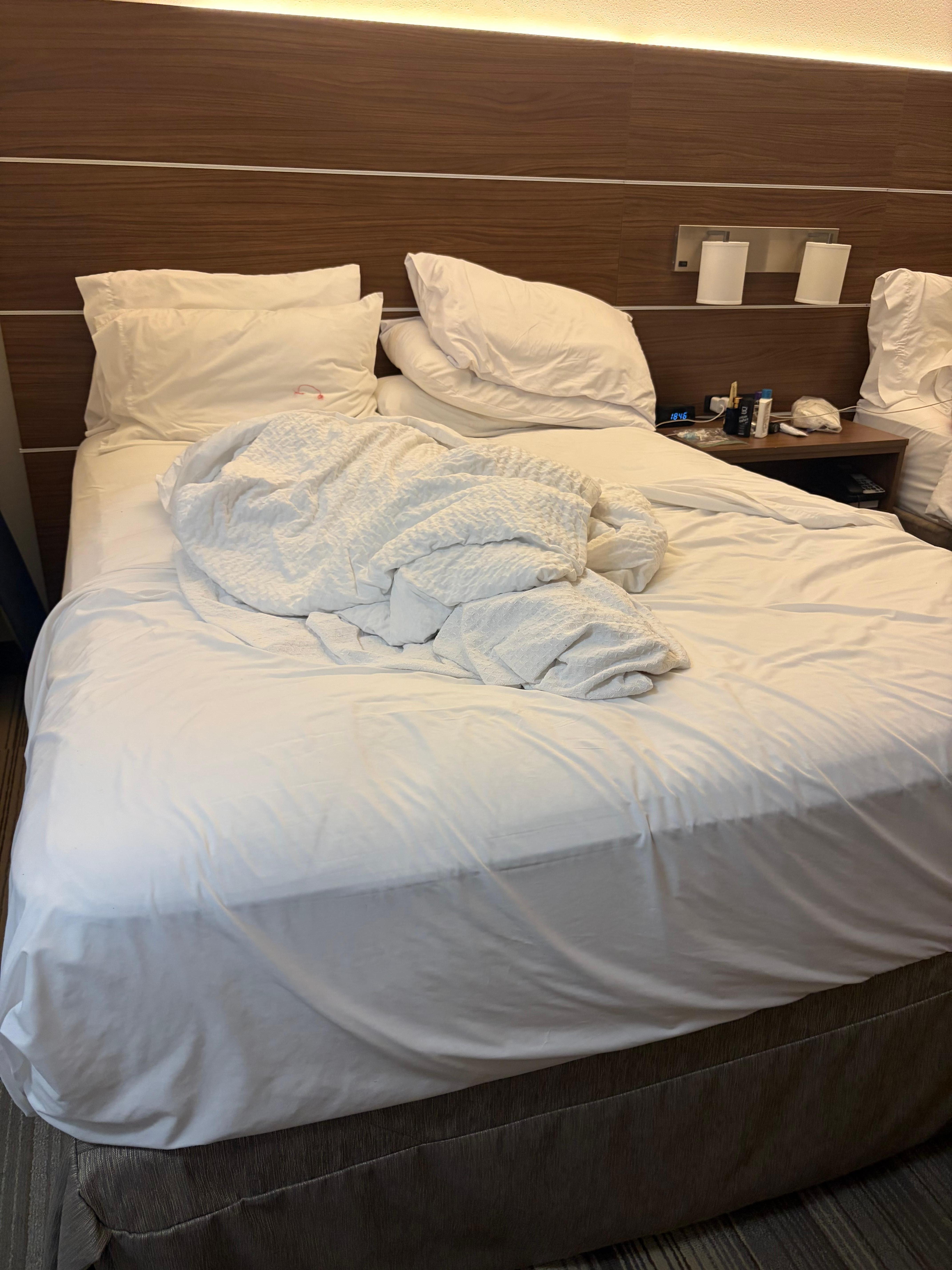 No me hicieron la cama solo recogieron la basura el día domingo mal servicio no lo recomiendo 