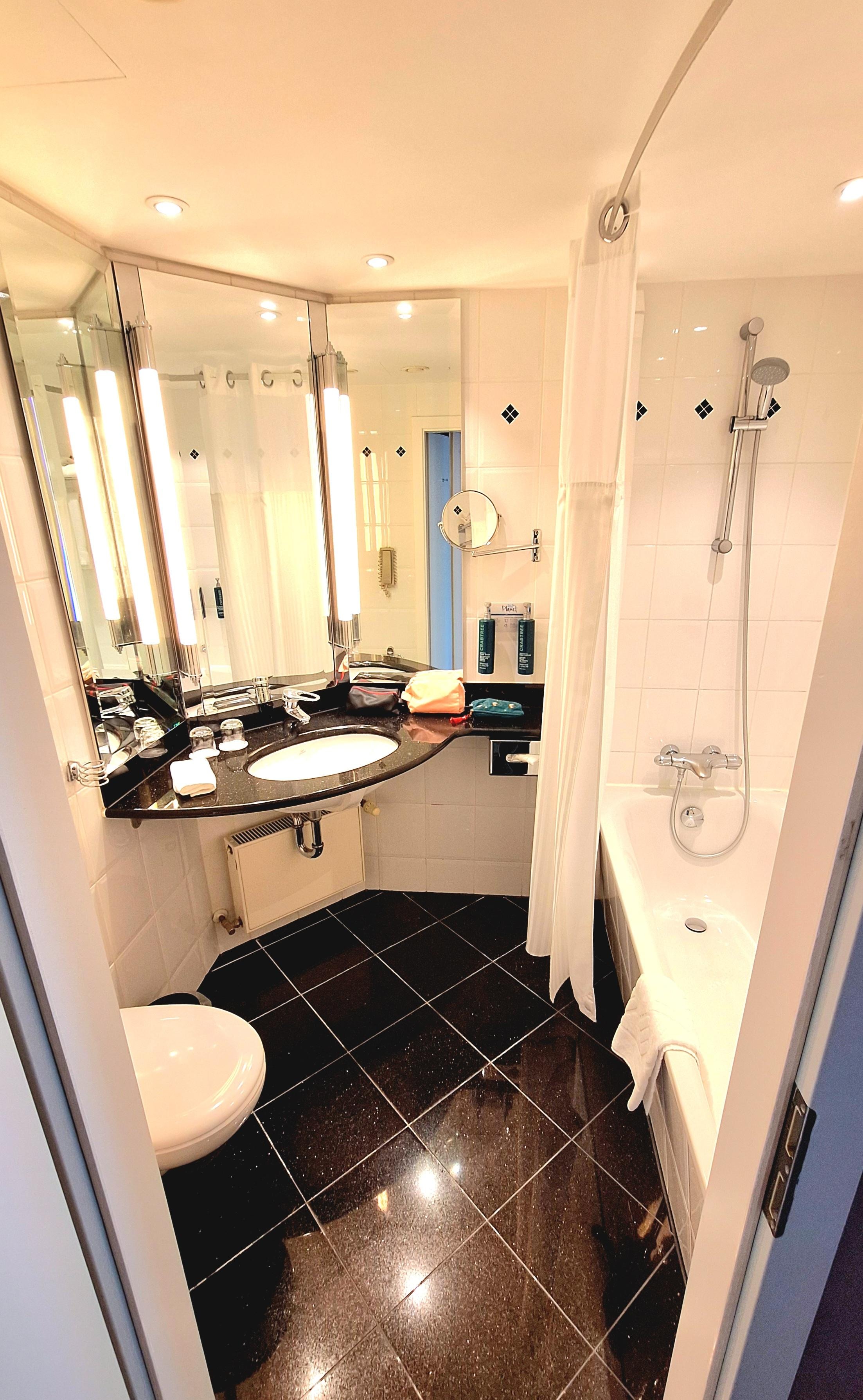 Excellent bathroom with bath 