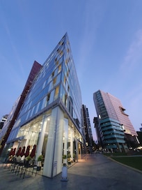 ํธํ
์ ์์น์ ๊ณ ๊ฐ์ ์ ๊ทผ์ฑ์ด ์ผ๋ง๋ ์ค์ํ์ง ์ผ๊นจ์์ฃผ๋ ๋งค์ฐ ํ๊ธฐ์ ์ธ ๋จ์.