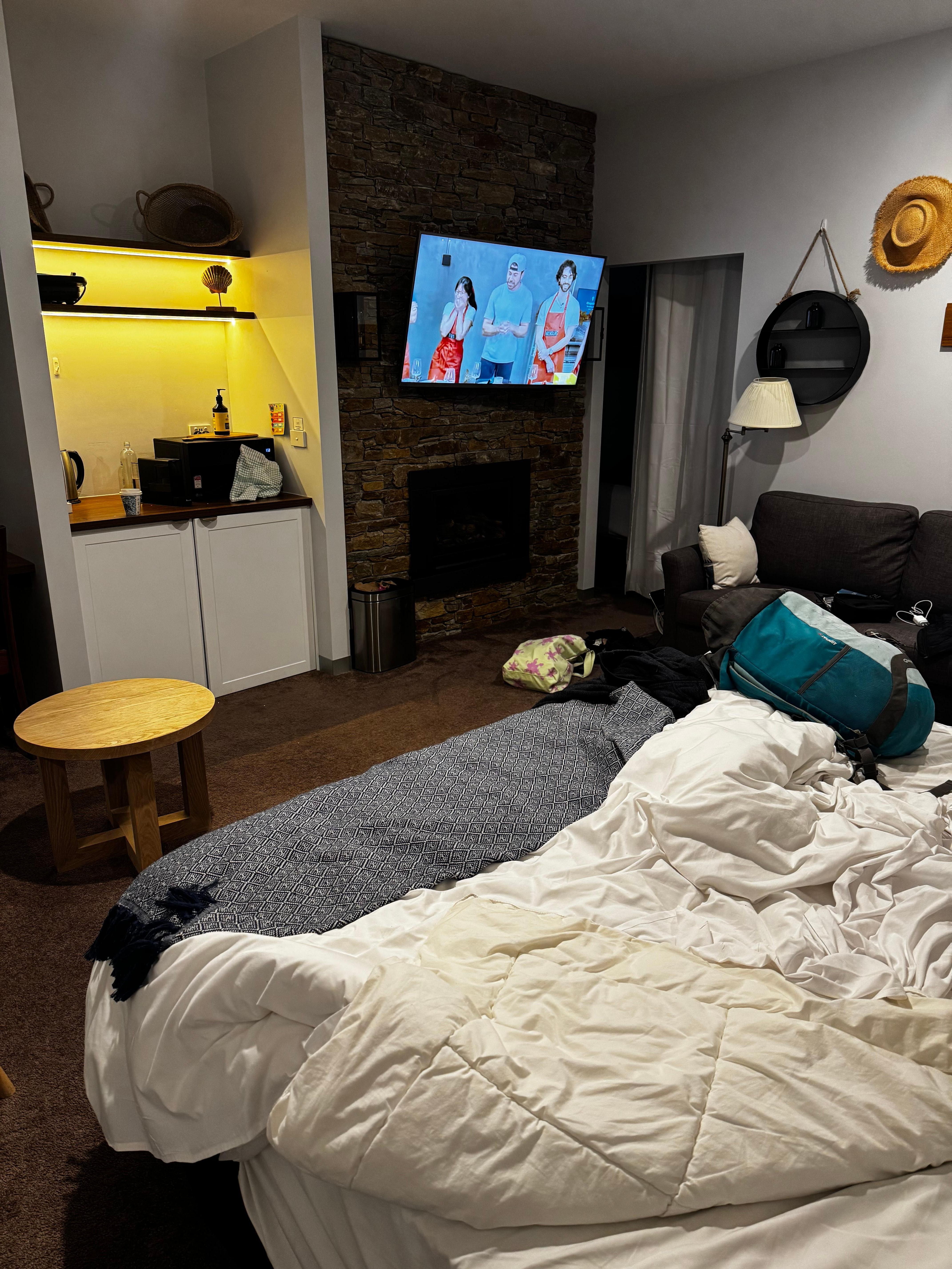 The “main bedroom” is just a studio, seperating to the 2nd bedroom by a curtain