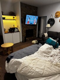 The “main bedroom” is just a studio, seperating to the 2nd bedroom by a curtain