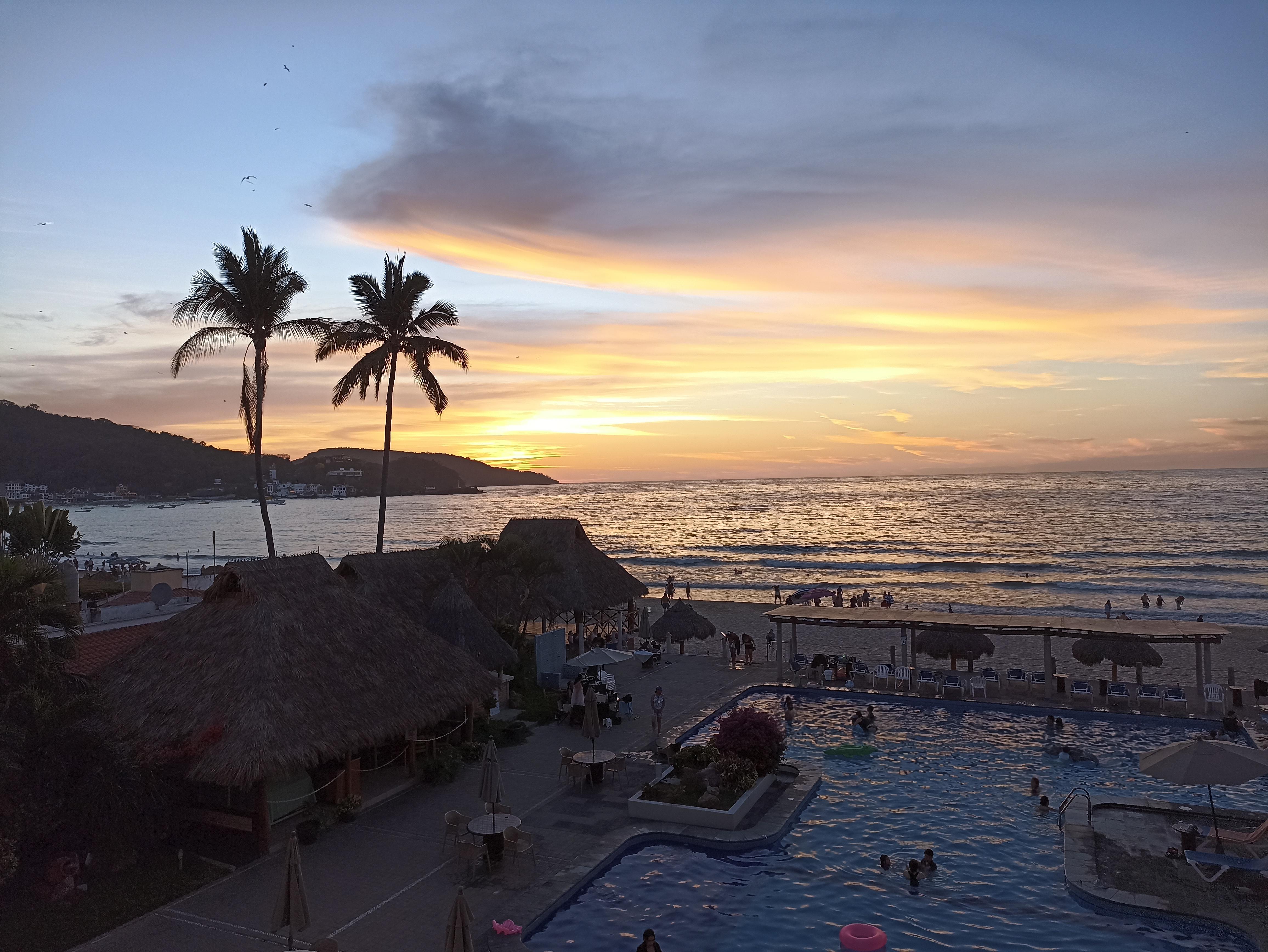 Vista del atardecer desde el balcón de la habitación.